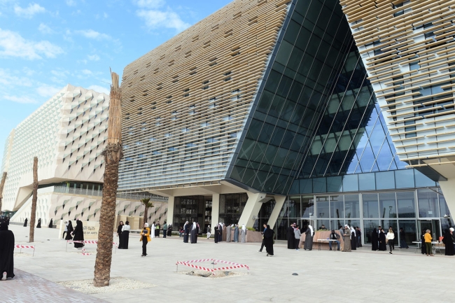 تسليم شهادات الخريجين بالجامعة - جريدة الجريدة الكويتية 5 تسليم شهادات الخريجين بالجامعة – جريدة الجريدة الكويتية