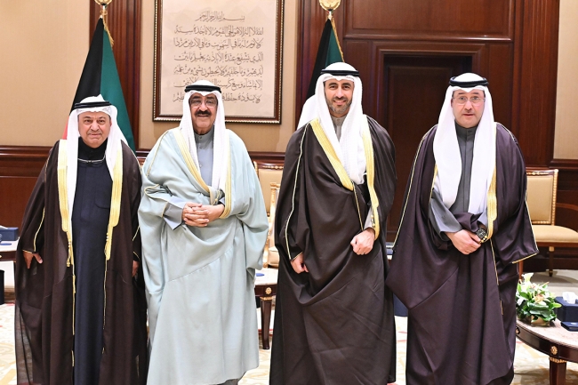 سمو الأمير يستقبل وزير النفط والرئيسين التنفيذيين لـ«مؤسسة البترول» و«نفط الكويت» 5 سمو الأمير يستقبل وزير النفط والرئيسين التنفيذيين لـ«مؤسسة البترول» و«نفط الكويت»