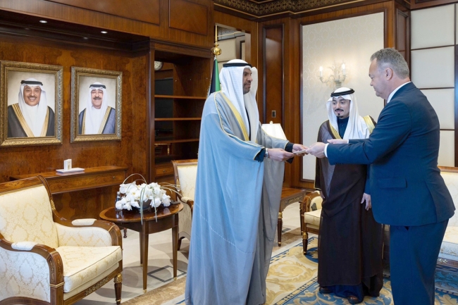 اليحيا يتسلم نسخاً من أوراق اعتماد سفراء 10 دول 5 اليحيا يتسلم نسخاً من أوراق اعتماد سفراء 10 دول