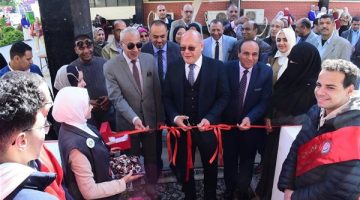 رئيس جامعة سوهاج يفتتح معرض ملابس أبواب الخير لدعم الطلاب الأولى بالرعاية