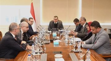 وزير الإسكان يعرض الفرص الاستثمارية بالمدن الجديدة على مجموعة عبدالمحسن الحكير القابضة