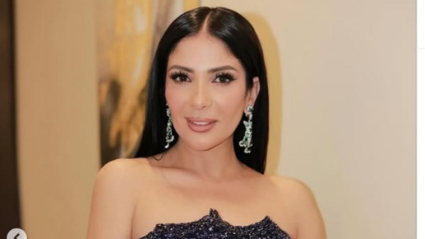 الشعر والمكياج قللوا من قيمتها.. ناقد موضة يعلق على فستان منى زكي في الرياض 5 الشعر والمكياج قللوا من قيمتها.. ناقد موضة يعلق على فستان منى زكي في الرياض