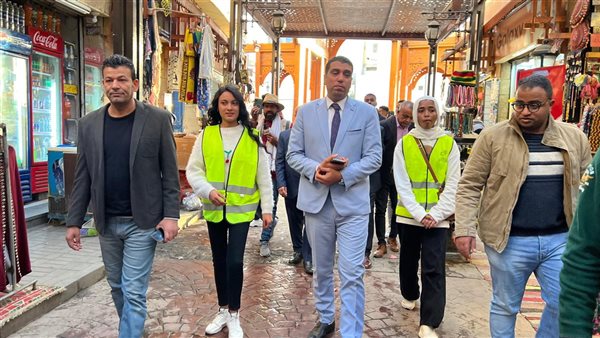 ضمن فاعليات ظواهر سياحية.. نائب محافظ الأقصر يلتقي أصحاب البازارات بالسوق السياحي 5 ضمن فاعليات ظواهر سياحية.. نائب محافظ الأقصر يلتقي أصحاب البازارات بالسوق السياحي