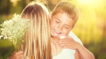 في اليوم العالمي للحضن.. من اخترع العناق لم يكن أخرساً
