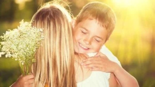 في اليوم العالمي للحضن.. من اخترع العناق لم يكن أخرساً 5 في اليوم العالمي للحضن.. من اخترع العناق لم يكن أخرساً
