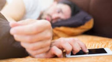 أحذر وضع الموبايل بجانب رأسك أثناء النوم.. نصائح لتجنب مخاطرها