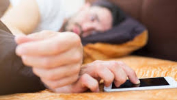 أحذر وضع الموبايل بجانب رأسك أثناء النوم.. نصائح لتجنب مخاطرها 5 أحذر وضع الموبايل بجانب رأسك أثناء النوم.. نصائح لتجنب مخاطرها