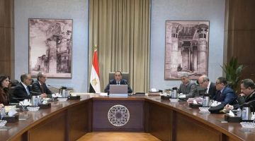 رئيس الوزراء يبحث مقترحات تيسير إنهاء إجراءات وصول السائحين إلى المطارات المصرية | الأخبار