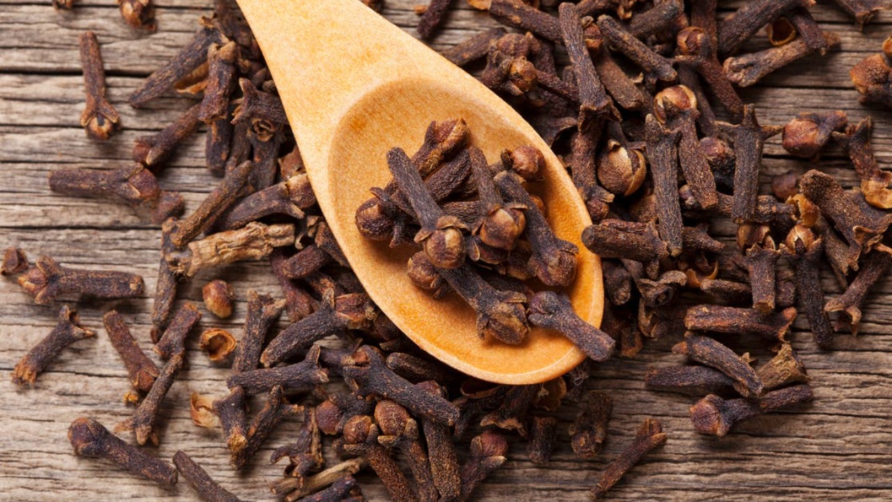 القرنفل: سر الجمال الطبيعي لعلاج مشاكل البشرة وتحقيق النضارة المثالية 5 القرنفل: سر الجمال الطبيعي لعلاج مشاكل البشرة وتحقيق النضارة المثالية