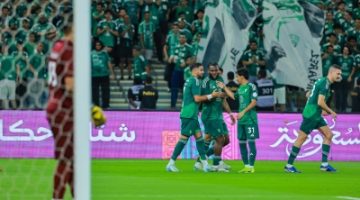 الأهلي يحسم الكلاسيكو بثلاثية أمام الشباب