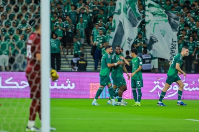 الأهلي يحسم الكلاسيكو بثلاثية أمام الشباب 5 الأهلي يحسم الكلاسيكو بثلاثية أمام الشباب