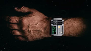 DSKY Moonwatch: ساعة مستقبلية قديمة لرواد الفضاء المعاصرين