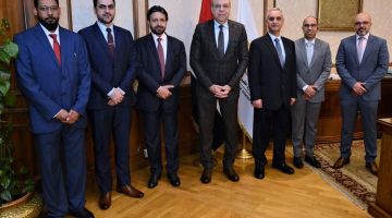 الحكومة تبحث مع وفد إماراتي التعاون بمجال الطيران المدني