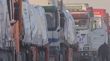 عاجل دخول 250 شاحنة مساعدات إنسانية إلى غزة عبر معبري العوجة وكرم أبو سالم