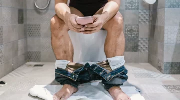 ويحذر الأطباء: لا تجلس على المرحاض لأكثر من 10 دقائق