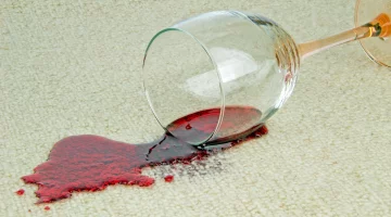 كيفية إزالة وصمة عار النبيذ الاحمر؟ استخدمي خدعة بمكونين موجودين في مطبخك بالفعل!