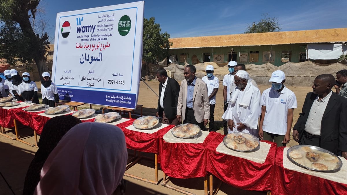الندوة العالمية للشباب الإسلامي توزع 20 ألف وجبة للنازحين في السودان 5 الندوة العالمية للشباب الإسلامي توزع 20 ألف وجبة للنازحين في السودان