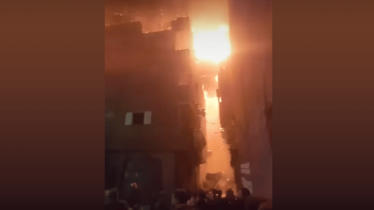 بالفيديو.. حريق هائل يلتهم عدة منازل ومصانع في القاهرة 5 بالفيديو.. حريق هائل يلتهم عدة منازل ومصانع في القاهرة