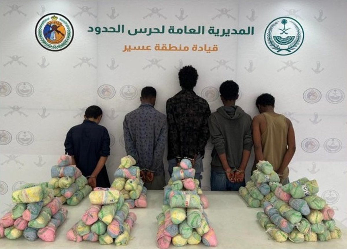 حرس الحدود بعسير يقبض على 5 مخالفين لتهريبهم 92 كجم قات 5 حرس الحدود بعسير يقبض على 5 مخالفين لتهريبهم 92 كجم قات