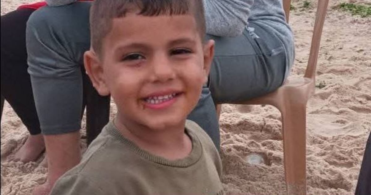 وفاة مأساوية لطفل في غزة.. سقط خلال بحثه عن الطعام في قدر مغلي فاحترق جسده النحيل