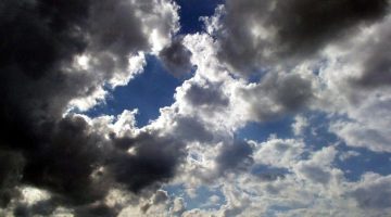 طقس اليوم.. “الأرصاد”: سماءٌ غائمة جزئياً مع فرصة هطول أمطارٍ خفيفة على هذه المناطق