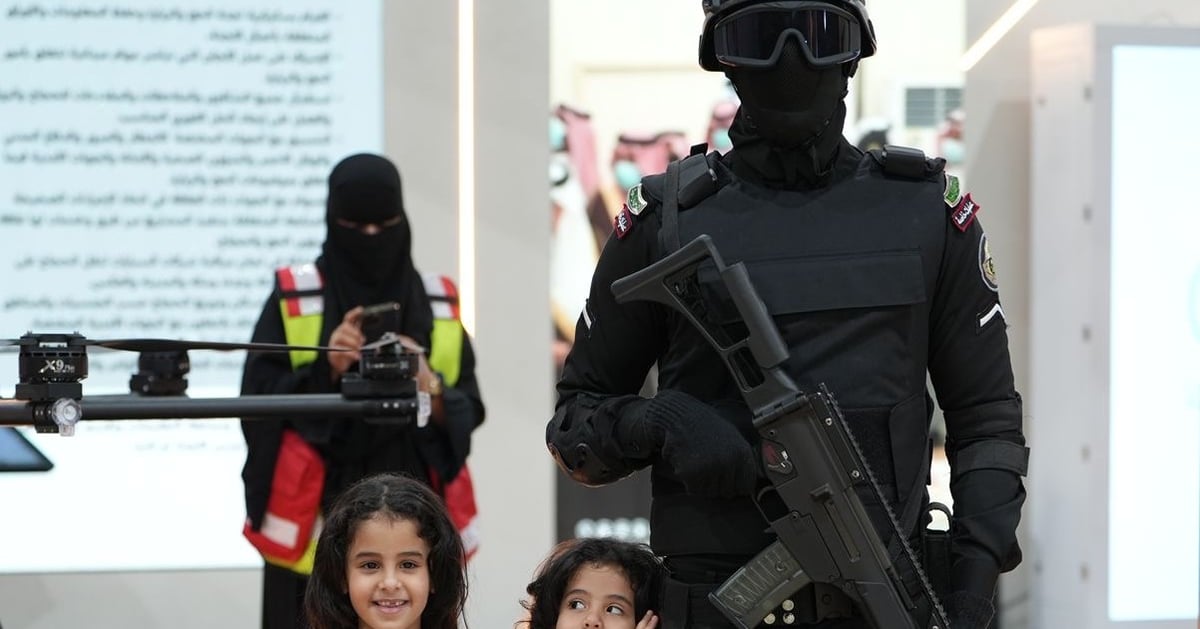 ليست مجرد لقطة عابرة.. صورة لقوات التدخل السريع تؤكد الحزم الأمني بلمسات إنسانية 5 ليست مجرد لقطة عابرة.. صورة لقوات التدخل السريع تؤكد الحزم الأمني بلمسات إنسانية
