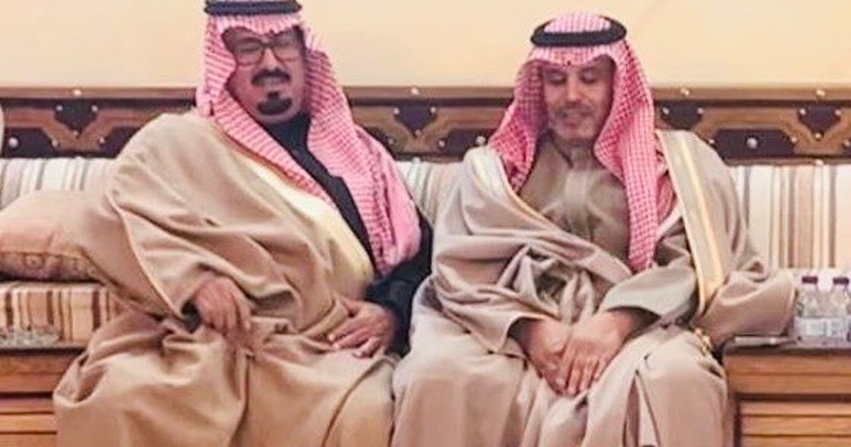 محافظ رفحاء يُقدِّم واجب العزاء لذوي السعودي المغدور في الأردن