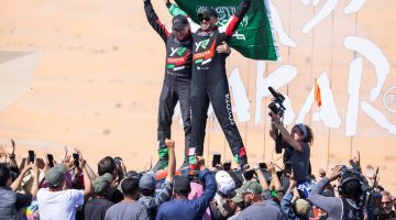 بالصور: الإبل والصحراء والبطل يزيد.. مشاهد أيقونية من “رالي داكار السعودية”