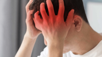 خاصة لمن تجاوز الخمسين.. طبيب بريطاني: 3 أنواع من الصداع توجب طلب المساعدة فورًا