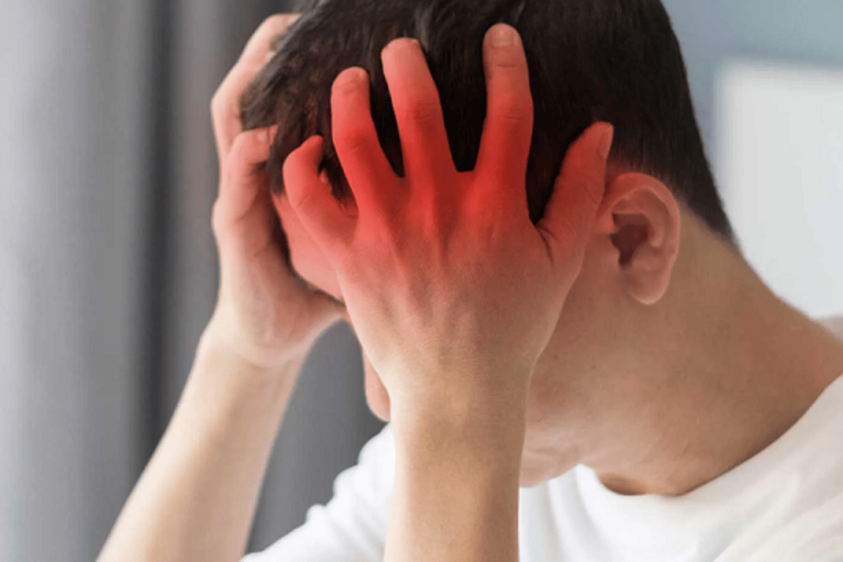 خاصة لمن تجاوز الخمسين.. طبيب بريطاني: 3 أنواع من الصداع توجب طلب المساعدة فورًا
