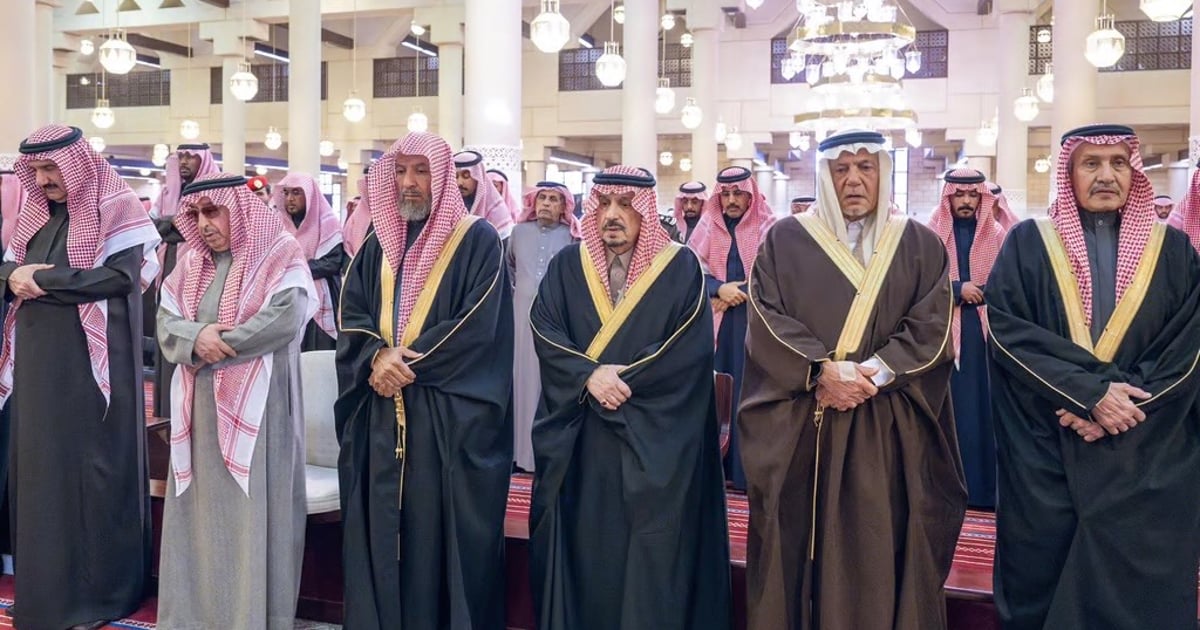 أمير الرياض يؤدي صلاة الميت على الأمير عبدالعزيز بن مشعل بن عبدالعزيز 5 أمير الرياض يؤدي صلاة الميت على الأمير عبدالعزيز بن مشعل بن عبدالعزيز