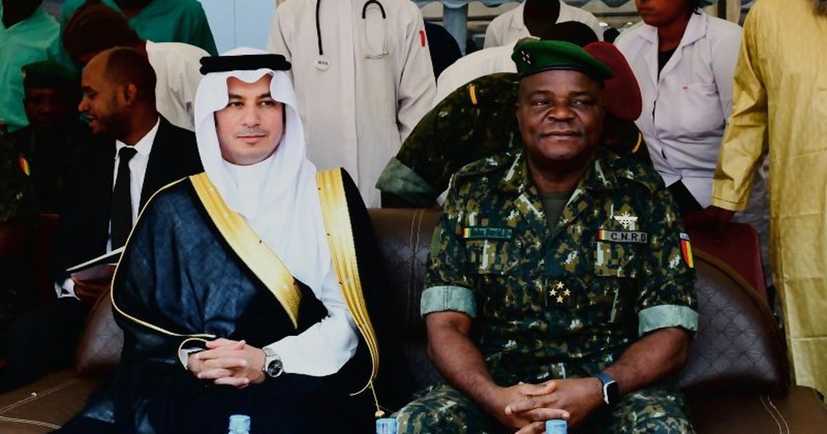 بالصور.. السفير "الرشيدي" في غينيا يُدشِّن قافلة السعودية الطبية 5 بالصور.. السفير “الرشيدي” في غينيا يُدشِّن قافلة السعودية الطبية