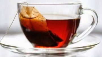 ماذا يحدث لجسمك عند تناول كوب شاي على الريق؟