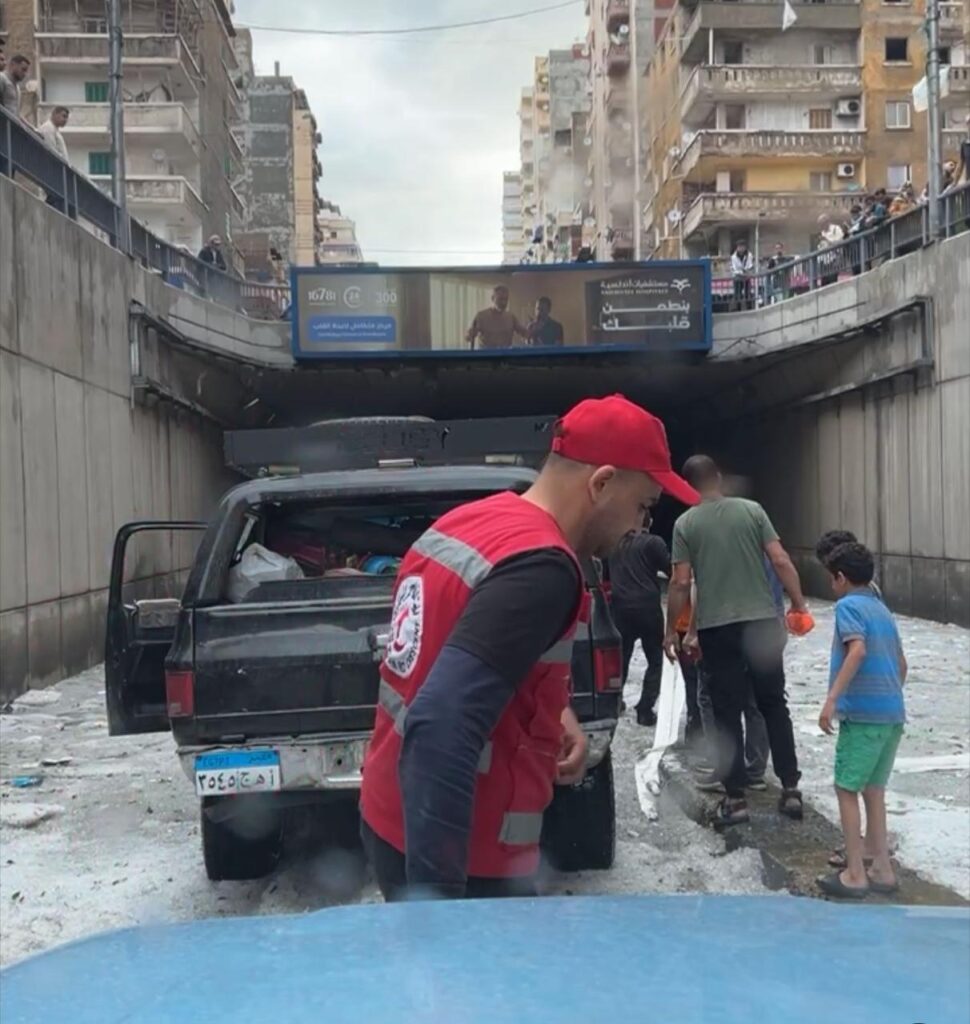 إنقاذ 34 شخصًا عالقًا بسياراتهم في المناطق المتضررة من السيول بالإسكندرية 5 إنقاذ 34 شخصًا عالقًا بسياراتهم في المناطق المتضررة من السيول بالإسكندرية
