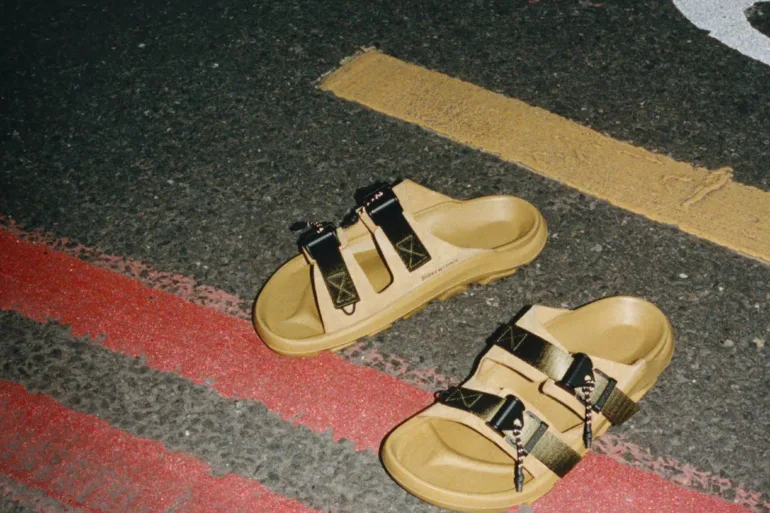 Birkenstock x Maharishi: صنادل للبقاء في الغابة... عصرية وغير تقليدية... الصيحة الرائجة هذا العام والتي لا يمكن تفويتها 11 1748556014 124 Birkenstock x Maharishi صنادل للبقاء في الغابة عصرية وغير تقليدية.webp