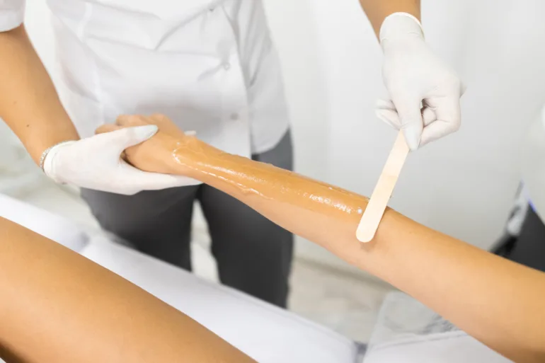 وداعا للشفرات، مرحبا بالبشرة الناعمة! 3 وصفات منزلية لإزالة الشعر تعمل بشكل أفضل من إزالة الشعر بالشمع (وتؤلم أقل!) 9 1748643324 88 وداعا للشفرات، مرحبا بالبشرة الناعمة 3 وصفات منزلية لإزالة الشعر.webp