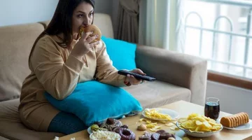 كيف تحد من رغبة الأكل بنهم عند التوتر والحزن؟ – طبيب يوضح