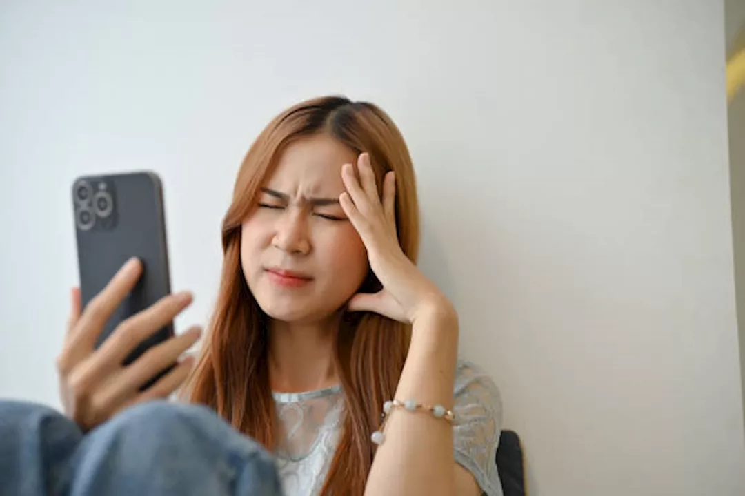 أسباب ألم العين عند النظر للهاتف 5 أسباب ألم العين عند النظر للهاتف
