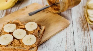 زبدة الفول السوداني مع الموز والخبز المحمص- فوائدها لمرضى الضغط