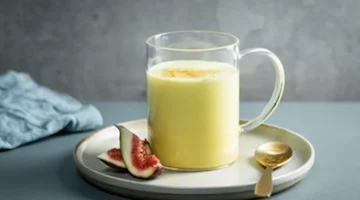 فوائد شرب الحليب الذهبي ليلًا للأمعاء