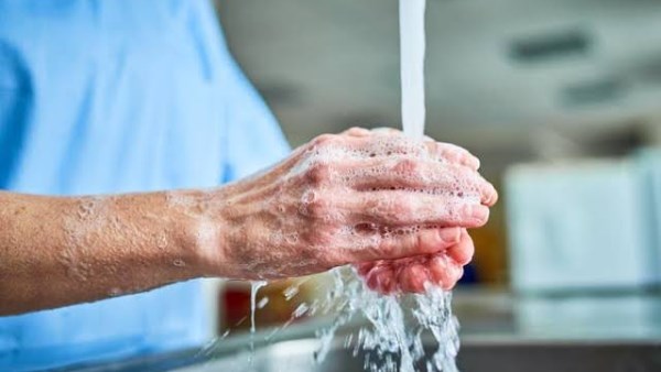 تجنبها ينقذ حياة مليون شخص سنويا.. خبراء يحذرون من 4 أخطاء شائعة عند غسل اليدين 5 تجنبها ينقذ حياة مليون شخص سنويا.. خبراء يحذرون من 4 أخطاء شائعة عند غسل اليدين