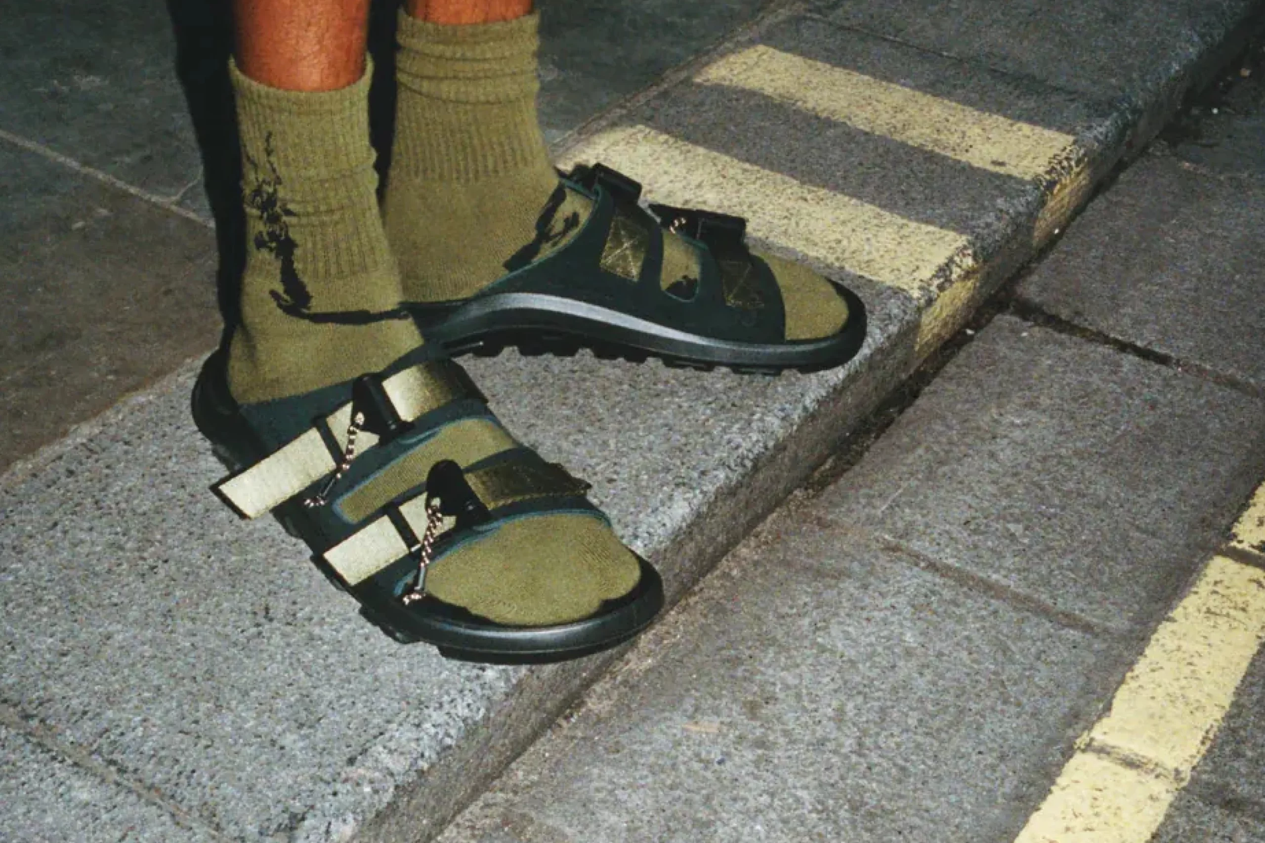 Birkenstock x Maharishi: صنادل للبقاء في الغابة... عصرية وغير تقليدية... الصيحة الرائجة هذا العام والتي لا يمكن تفويتها 5 Birkenstock x Maharishi: صنادل للبقاء في الغابة… عصرية وغير تقليدية… الصيحة الرائجة هذا العام والتي لا يمكن تفويتها
