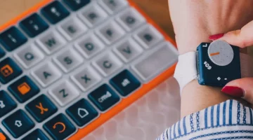 Oncue: لوحة مفاتيح ذكية وأصفاد اهتزازية تعمل على إيقاف تصلب مرض باركنسون مؤقتًا