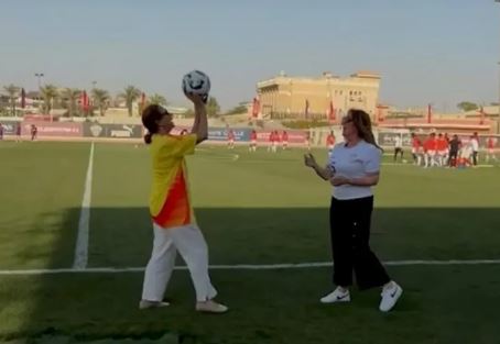 “مواجهة دبلوماسية” في مهارات كرة القدم بين سفيرتي أمريكا وكولومبيا ببطولة خوفو.. فيديو 5 “مواجهة دبلوماسية” في مهارات كرة القدم بين سفيرتي أمريكا وكولومبيا ببطولة خوفو.. فيديو