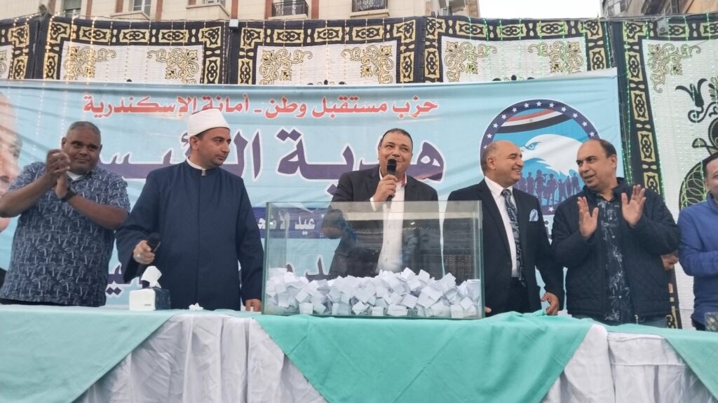 وسط حشود كبيرة.. أهالي الإسكندرية يؤدون صلاة عيد الأضحى بساحة سيدي المتولي برعاية حزب مستقبل وطن 5 وسط حشود كبيرة.. أهالي الإسكندرية يؤدون صلاة عيد الأضحى بساحة سيدي المتولي برعاية حزب مستقبل وطن