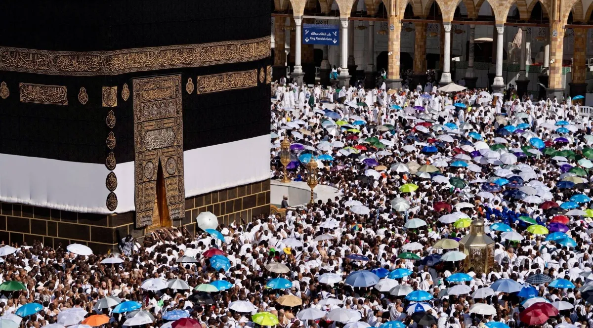 الحجاج يؤدون طواف الإفاضة... ويستكملون مناسكهم في مِنى 5 الحجاج يؤدون طواف الإفاضة… ويستكملون مناسكهم في مِنى