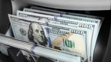 هبوط سعر الدولار بعد عودة مخاوف الرسوم الجمركية للصدارة