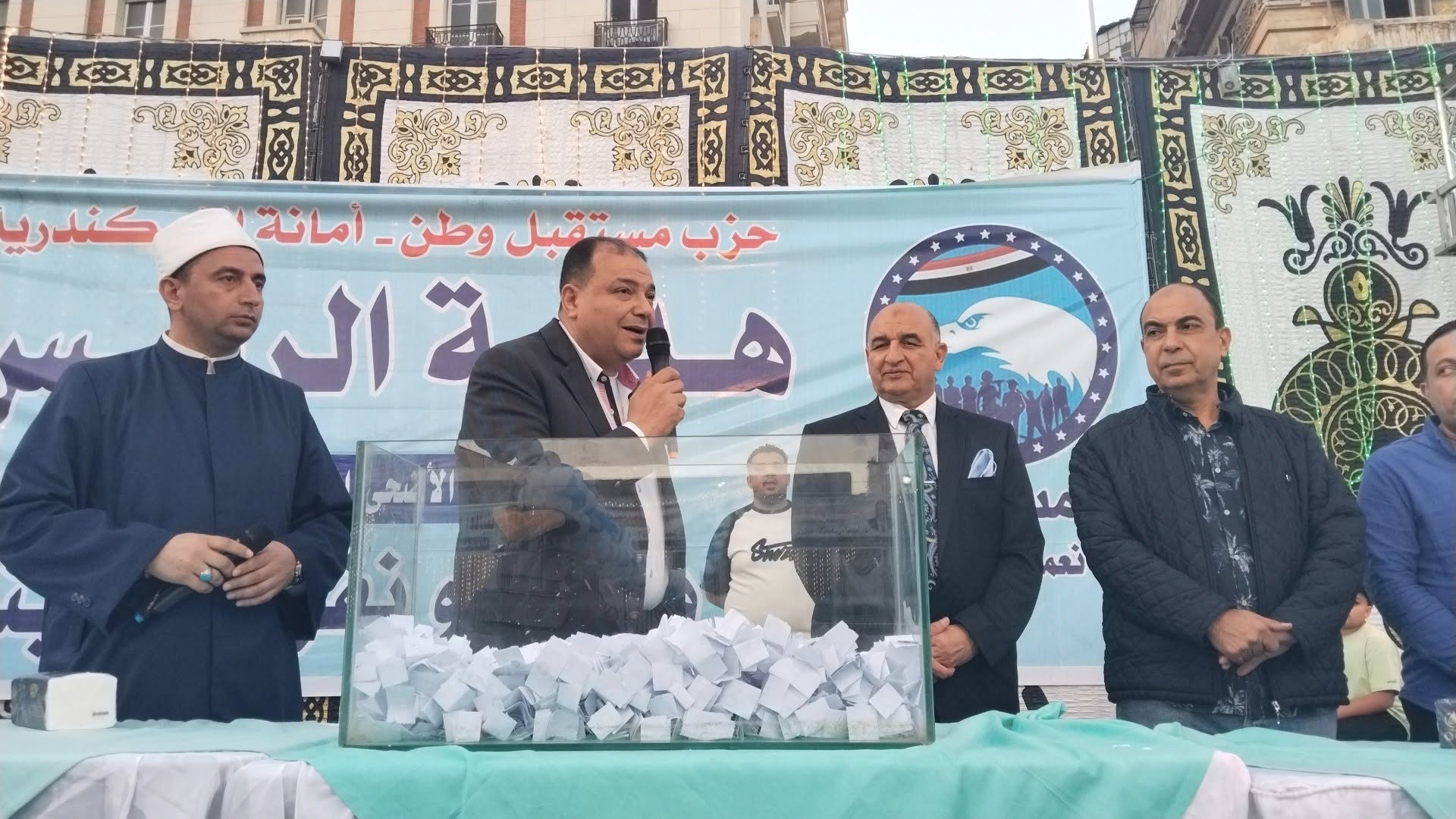 قد تكون صورة ‏‏‏‏٦‏ أشخاص‏، و‏مِنبر‏‏ و‏نص‏‏