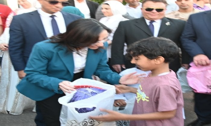 1749190684 214 محافظ البحيرة تُشارك المواطنين فرحة العيد وتوزع الهدايا على الأطفال