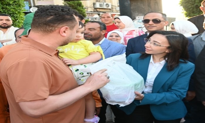 1749190684 218 محافظ البحيرة تُشارك المواطنين فرحة العيد وتوزع الهدايا على الأطفال